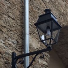 Die Außenlampe unterstützt Orientierung und Sicherheit im Eingangsbereich.