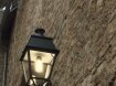 Warmweißes Licht schafft einladende Stimmung an Eingängen und Terrassen.