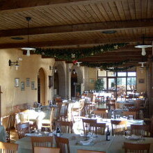 Palermo 40213 Außenwandleuchte setzt architektonisch klare Lichtakzente auch im Innenraum eines Restaurants