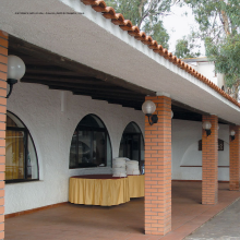 Die Wandleuchte Nr. 31110 von Surya setzt dekorative Lichtakzente im Eingangsbereich eines mediterranen Hauses.