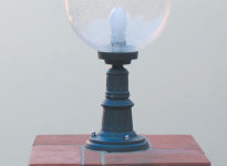 klassische Kugelleuchte aus Glas zur Wege Beleuchtung mit kleinem Sockel