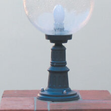 Vor Terrassen und Einfahrten sorgen einzelne Leuchten für sichere, elegante Lichtführung. Erschafft gemütliche Lichtinseln – lädt zum Verweilen und Genießen ein.