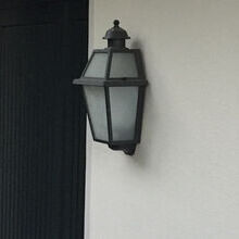 schöne Außenwandleuchte im klassisch mediterranen Lampen Design. Die Wandleuchte Nr. 50610 von Surya Luce besticht durch ihre klassisches Design einer Außenleuchte aus dem mediterranen Bereich.