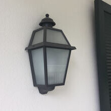 schöne Halbleuchte als Wandleuchte Nr. 50610 in anthrazit-grau mit satiniertem Lampenglas. Hergestellt in Handarbeit von Surya Luce Wandleuchten für außen.