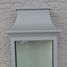 Hochwertiges Aluminium in vielen Farboptionen macht die viereckige Wandleuchte Louis Philippe Nr. 7 von Roger Pradier zur optimalen Wahl für individuelle Außenbeleuchtung, sei es für Eingänge, Terrassen oder Gartenmauern. Im Innenraum der Leuchte kann optional ein Lampencover eingesetzt werden. Es sind rundum 3 Lampenscheiben eingebaut.