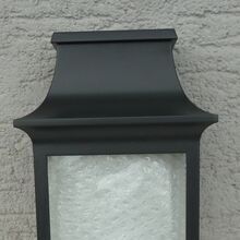 Die viereckige Wandleuchte Louis Philippe Nr. 7 ist aus langlebigem Aluminium gefertigt und für den Außenbereich konzipiert. Perfekt für Terrassen, Eingangsbereiche oder als Akzentbeleuchtung an Gartenmauern.
Die Louis Philippe Nr. 7 ist vielseitig einsetzbar und passt sich mit ihrem klassischen Stil harmonisch in verschiedene Architekturstile ein. Die 3 Seiten Verglasung wird ergänzt durch ein satiniertes Glascover, was über das Leuchtmittel gestülpt wird.