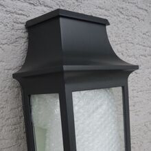Die Louis Philippe Nr. 7 in der Farbe Schwarz, von Roger Pradier Frankreich, bietet stilvolle Beleuchtung für Gartenmauern und Terrassen. Das Aluminiumgehäuse ist viereckig, witterungsbeständig und in verschiedenen Farben verfügbar. Die Lampenverglasung besteht aus 3 klaren Glasscheiben und wird durch eine satinierten Glaskolben, der optional über das Leuchtmittel gestülpt wird, ergänzt.

Auf Wunsch kann die Louis Philippe Nr. 7 mit einem energieeffizienten Retro LED-Leuchtmittel geliefert werden, das moderne Technik und nostalgische Optik perfekt vereint.