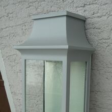 Farbiges Aluminium für stilvolle Außenbeleuchtung.

Diese licht-graue Wandleuchte von Roger Pradier bringt Farbe in den Außenbereich. Die Louis Philippe Nr. 7 ist in mehreren Aluminium-Farbvarianten erhältlich und vereint Funktionalität mit Ästhetik.

Erhältlich in verschiedenen Farbtönen, kann die Louis Philippe Nr. 7 individuell an die Architektur und den Stil Ihres Hauses angepasst werden.
