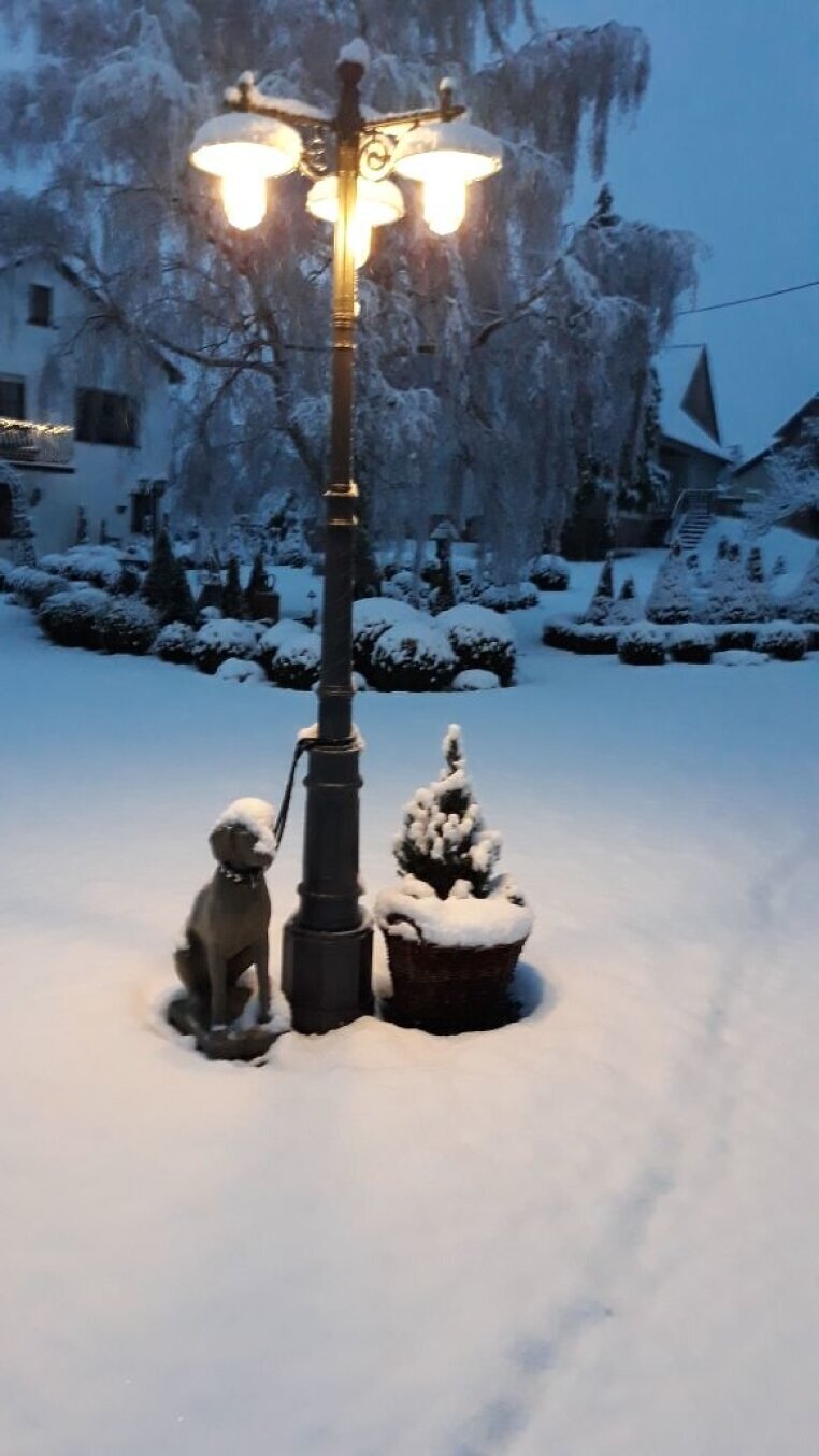 Aus der Leuchtenmanufaktur Surya in Terme stammt diese schöne Gartenlampe mit drei Leuchten. Material: Aluminiumguss, 30 Jahre Garantie gegen Korrosion.