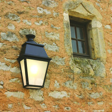 Avenue-4 Nr. 02 flache Wandleuchte von Roger Pradier sorgt für elegante Lichtwirkung an Fassaden.