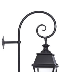 Avenue-4 Nr. 05 große Wandleuchte von Roger Pradier sorgt für elegante Lichtwirkung an Fassaden.