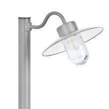 Die hochwertige Aluminiumkonstruktion und der klare Glassturz machen die Belcour Nr. 3 zu einer langlebigen und eleganten Gartenleuchte.