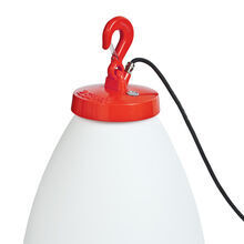 Mit ihrem modernen Design und dem 7 m Kabel eignet sich die GRUMO ideal zur flexiblen Beleuchtung von Balkonen und Terrassen. Der Haken erleichtert die Befestigung. Die Form ist konisch. Die Farbe der Metallteile ist tomatenrot und das Glas satiniert.
Das lange Kabel der Grumo Nr. 1 sorgt für maximale Bewegungsfreiheit und Flexibilität, ob im Garten oder Wohnbereich.