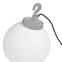 Mit ihrer satinieren Glaskugel schafft die Grumo Nr. 3 weiches, diffuses Licht und sorgt für eine warme, einladende Atmosphäre. Mobiler Einsatz der Außenleuchte durch Haken und 7m Kabel mit Stecker. Farbe Lichtgrau mit rundem Lampenglas.
