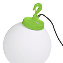 Mit ihrem 7 m langen Kabel und dem Haken ist die grüne GRUMO Nr. 3 einfach zu positionieren und sorgt für eine stilvolle Beleuchtung von Gartenwegen oder Balkonen. Das Design ist rund und mit einem Haken zum Aufhängen und einem Schalter ausgestattet.