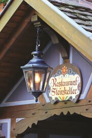 Zeitloses französisches Design für stilvolle Außenbeleuchtung Das sechseckige Design der Louis XIII Nr. 1 Hängeleuchte spiegelt die Ästhetik vergangener Epochen wider und fügt sich harmonisch in klassische und moderne Architektur ein.