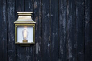 Wandleuchte LOUIS PHILIPPE 1 Messing an Holz Hauswand. Klarglasscheiben. E27, IP44, Klasse 1. 1.42 kg Höhe: 366 mm Breite: 222 mm Tiefe: 132 mm