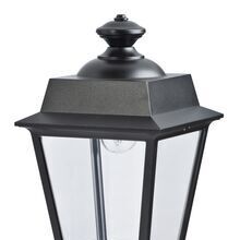 Diese schwarze Wegeleuchte von Roger Pradier kombiniert ein klassisches Design mit nachhaltigem Material. Ihr schlicht verzierter Fuß und die klare Verglasung machen sie perfekt für moderne und klassische Häuser.