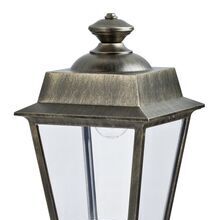 Die 627 mm hohe Place des Vosges 1 Evolution Nr. 7 in der Farbe Bronze-Patina, ist eine klassische Mauerleuchte mit einem dekorativ verzierten Fuß. Ihre viereckige Laterne mit 4 klaren Lampengläsern sorgt für ein angenehmes Licht auf Wegen und Terrassen.