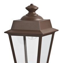 Die Place des Vosges 1 Evolution Nr. 7 von Roger Pradier in Rostbraun, kombiniert recyceltes Aluminium in verschiedenen Farben mit einem schlichten Fuß und einer viereckigen Laterne. Sie ist ideal für stilvolle Außenbeleuchtung bei Landhäusern und Chalets.