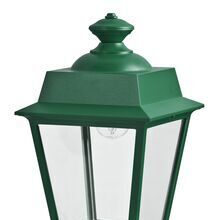 Die Place des Vosges 1 Evolution Nr. 7, von Roger Pradier überzeugt durch ihr nachhaltiges Design: Der Lampenfuß mit dekorativen Vertiefungen und die viereckige Laterne aus recyceltem Aluminium machen sie ideal für Gärten, Terrassen und Auffahrten. Farbe RAL 6009 Englishgreen