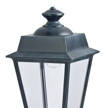 Die Place des Vosges 1 Evolution Nr. 7 von Roger Pradier ist eine elegante, 627 mm hohe Wegeleuchte aus recyceltem Aluminium in der Farbe Grünspan-Patina. Mit einem schlicht verzierten Lampenfuß und einer viereckigen Laterne mit 4 klaren Lampengläsern beleuchtet sie Gartenwege, Auffahrten und Mauerbereiche stilvoll.