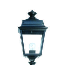 Roger Pradier kombiniert in der Place des Vosges 1 Tradition Nr. 10 französische Handwerkskunst mit moderner Funktionalität. Ihre klare Verglasung und das farbige Aluminiumgehäuse verleihen Gartenwegen und Terrassen eine elegante Beleuchtung.