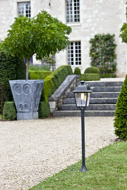 die klassische Außenleuchte ist aus der Manufaktur Roger Pradier, Frankreich. Die exklusive Gartenleuchte hat eine viereckige Laterne mit einem Leuchtmittel, was von oben im Dach der Außenleuchte eingesetzt ist. Der Lampenfuß ist rohrförmig.