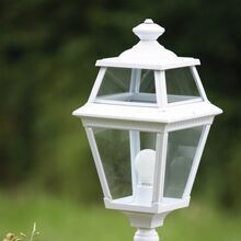 Mit ihrem mittel-hohen Lampenmast und 8 klaren Glasscheiben bietet diese 4-eckige Außenleuchte exzellentes Rundumlicht. Erhältlich in Aluminium, Messing patiniert und Roh-Messing – ideal für den Garten oder die Auffahrt.