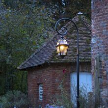 Die französische Außenleuchten Manufaktur Roger Pradier Outdoor Lighting bietet Ihnen die mediterrane Außenleuchte Place des Vosges Nr. 2 als schöne, mediterrane Gartenlampe an. Die Besonderheit stellt der gebogene Bischofsstab als Halterung der Lampe dar. Das Gehäuse ist viereckig und beinhaltet 8 Lampengläser.