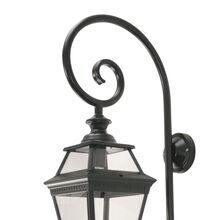 Der bischofsstabförmige Wandarm und die hängende Laterne verleihen der Wandleuchte Louis Philippe 3 Nr. 3 ein charmantes Retro-Design. Aus farbigem Aluminium gefertigt, passt sie perfekt zu Landhäusern und Chalets.