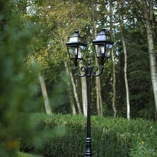 Die Louis Philippe 3 Nr. 7 von Roger Pradier ist eine elegante Gartenleuchte aus Aluminium in verschiedenen Farben. Mit einem hohen, ornamentverzierten Lampenmast und zwei viereckigen Laternen mit 8 klaren Glasscheiben beleuchtet sie Gartenwege, Parkflächen und Freisitze.