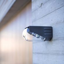 Die RP195 bietet nicht nur ein elegantes Design, sondern auch Sicherheit durch zuverlässige und wetterfeste Beleuchtung. Perfekt für die Illumination von Eingängen und Wegen. Material: Aluminium.