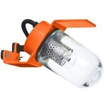 Auch in Innenräumen setzt die Sherlock Wandleuchte exklusive Lichtakzente. Ihr minimalistisches Design und die hochwertige Verarbeitung aus Orangenfarbenden Aluminium machen sie zu einem Blickfang in Fluren und Wohnräumen. Die Wandleuchte kann auch im Außenbereich eingesetzt werden.
