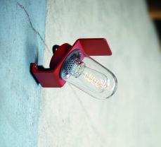 Die klar verglasten Sherlock-Modelle erzeugen starke, gerichtete Lichtkegel für moderne Fassaden.