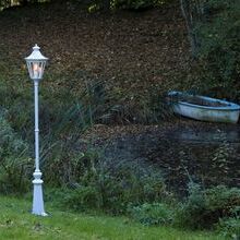 stilvolle Außenleuchte von Roger Pradier, mit sechseckigem Lampengehäuse, sechs Lampengläsern und einem schlanken Mast aus Aluminium. Ideal für Gartenwege und Auffahrten.