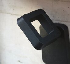 schwarze Außenleuchte modern an heller Naturstein Hauswand. drehbar, LED 30W 4000°K , IP65, IK09, klasse 1, 3.06 kg H: 259 mm B: 226 mm T: 271 mm