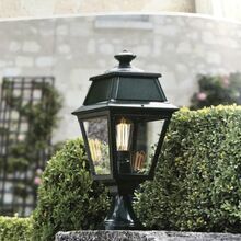 Die Avenue 2 Nr. 05 von Roger Pradier kombiniert französische Handwerkskunst und elegantes Design für eine hochwertige Gartenbeleuchtung.