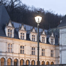 Avenue-4 Nr. 08 historische Außenleuchte von Roger Pradier sorgt für beeindruckende Lichtwirkung im Außenbereich.