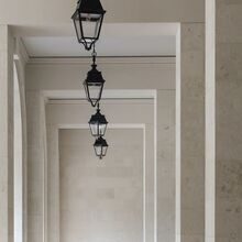Die Leuchte sorgt für Orientierung und warmes Licht im Außenbereich.