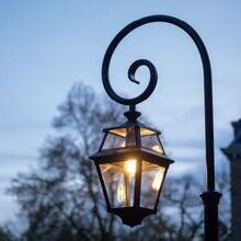 Die Place des Vosges 2 Nr. 9 von Roger Pradier ist eine hochwertige Mast-Leuchte mit zeitlosem Design. Ihr viereckiges Gehäuse und die charmanten 8 Lampengläser sorgen für eine stilvolle Beleuchtung von Gärten und Außenbereichen. Der Mast hat klassische Verzierungen mit einer Bischofsstab-Befestigung und ist aus Aluminium.