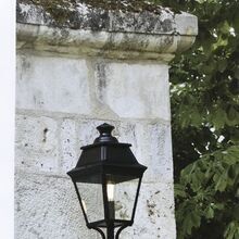 Die Leuchte beleuchtet Gartenwege und Zugänge harmonisch.