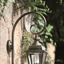 Die Chenonceau kombiniert einen Bischofsstab-Wandarm mit klassischem viereckigem Design. Ihre klare Optik und der IP44-Schutz machen sie ideal für Eingangsbereiche und Haustüren.