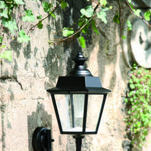 Die Chenonceau von Roger Pradier ist eine historische Außenleuchte aus farbigem Aluminium. Mit ihrem viereckigen Design, 4 Lampengläsern und einem gebogenen Wandarm sorgt sie für stilvolle Beleuchtung an Hausmauern und Eingangsbereichen. Wetterfest nach IP44.