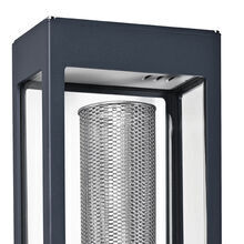 Das optionale Edelstahl-Cover sorgt für zusätzlichen Schutz und eine hochwertige, elegante Optik.Das rechteckige Aluminiumgehäuse ist in Grau lackiert. Die 3 Lampenscheiben sind klar.