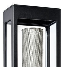 In Velvet Black harmoniert die Tetra Nr. 01 perfekt mit zeitgenössischer Architektur und verleiht Außenbereichen eine edle Note. Das quaderförmige Lampendesign ist sehr gradlinig und wirkt stylisch modern, der Bewegungsmelder ist integriert.