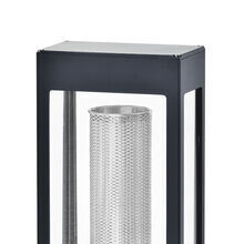 Exklusive, moderne Wege-Leuchte in der Farbe Grau. Rechteckiges Design.
Das optionale Edelstahl-Raster verleiht der Tetra Nr. 02 eine hochwertige Optik und zusätzlichen Schutz gegen äußere Einflüsse.