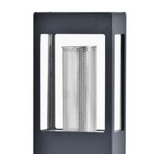 Mit klaren Polycarbonat-Scheiben und einem Quaderförmigen Aluminiumgehäuse ist die Tetra Nr. 04 eine moderne Beleuchtungslösung.
Das Edelstahl-Cover sorgt für gleichmäßige Lichtverteilung.
Auf Anfrage bietet die Tetra Nr. 04 optionale Steckdosen und umweltfreundliche Ladeoptionen für nachhaltige Beleuchtungslösungen.