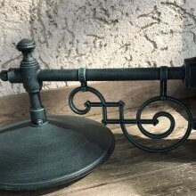 Mediterrane Außenwandleuchte Bari mit breitem Metallschirm und klassischem Jugendstilarm.