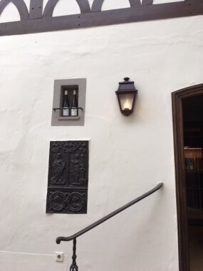 braune Wandleuchteaußen an Hauswand von Weingut in Deutschland. Montiert neben Fenster und Haustür.